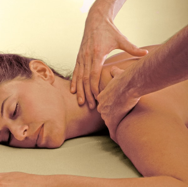 Heilmasseur Christian Rzen Massagegriff Nacken an Patientin