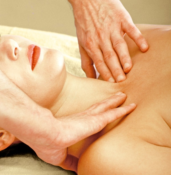 Heilmassage Rzen 2 Hände an Schlüsselbein Massagegriff