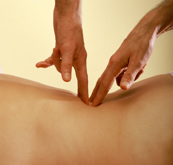 Heilmassage Rzen 2 Hände auf Wirbelsäule Massagegriff